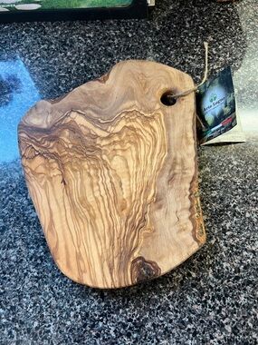 NEW WITH TAGS Solid Olive Wood Serving/Charcuterie Board - Natural Brown Grain